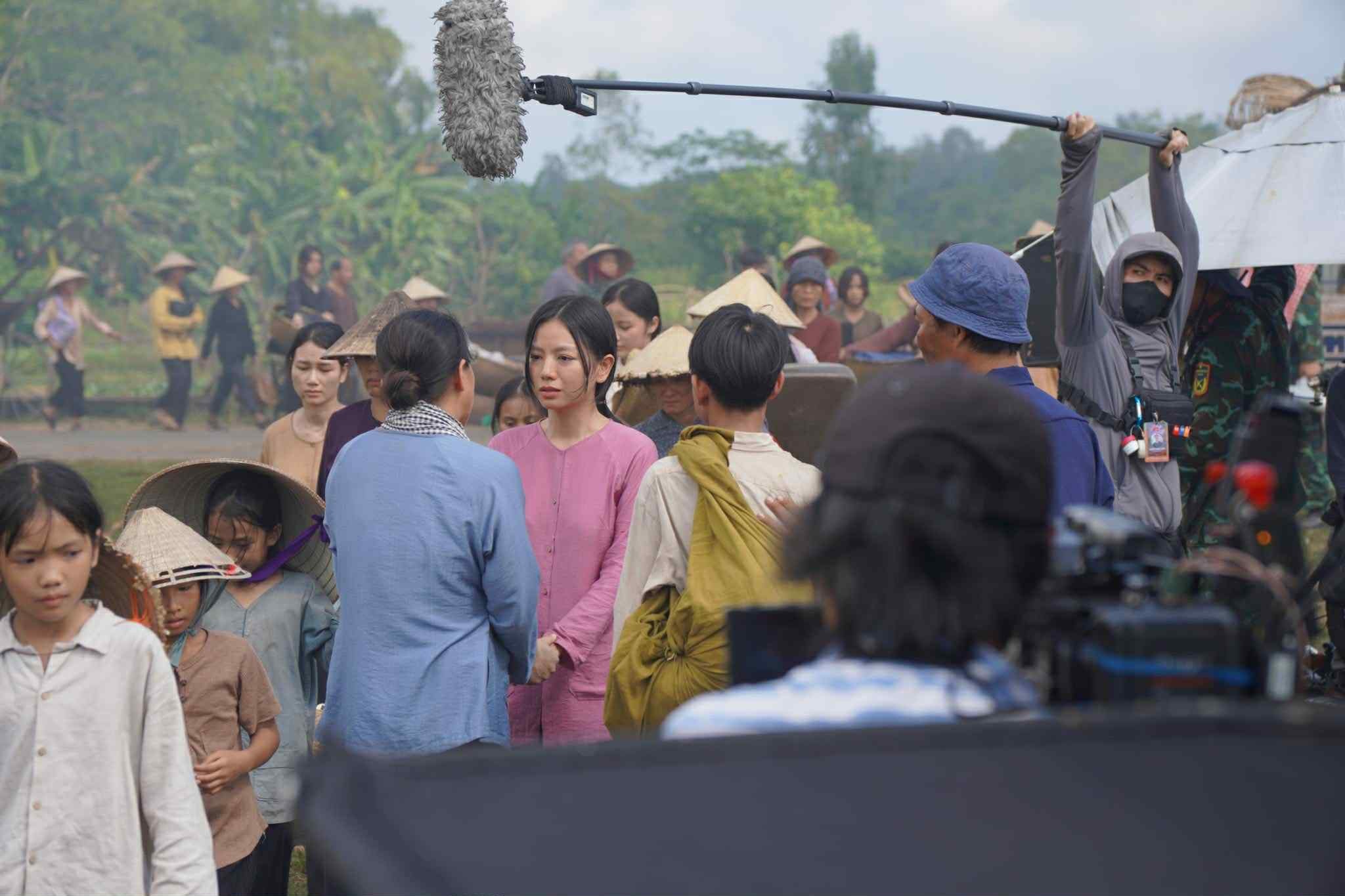 'O Hồng' Hạ Anh đánh dấu bước chuyển hình ảnh sau 'Mưa đỏ'