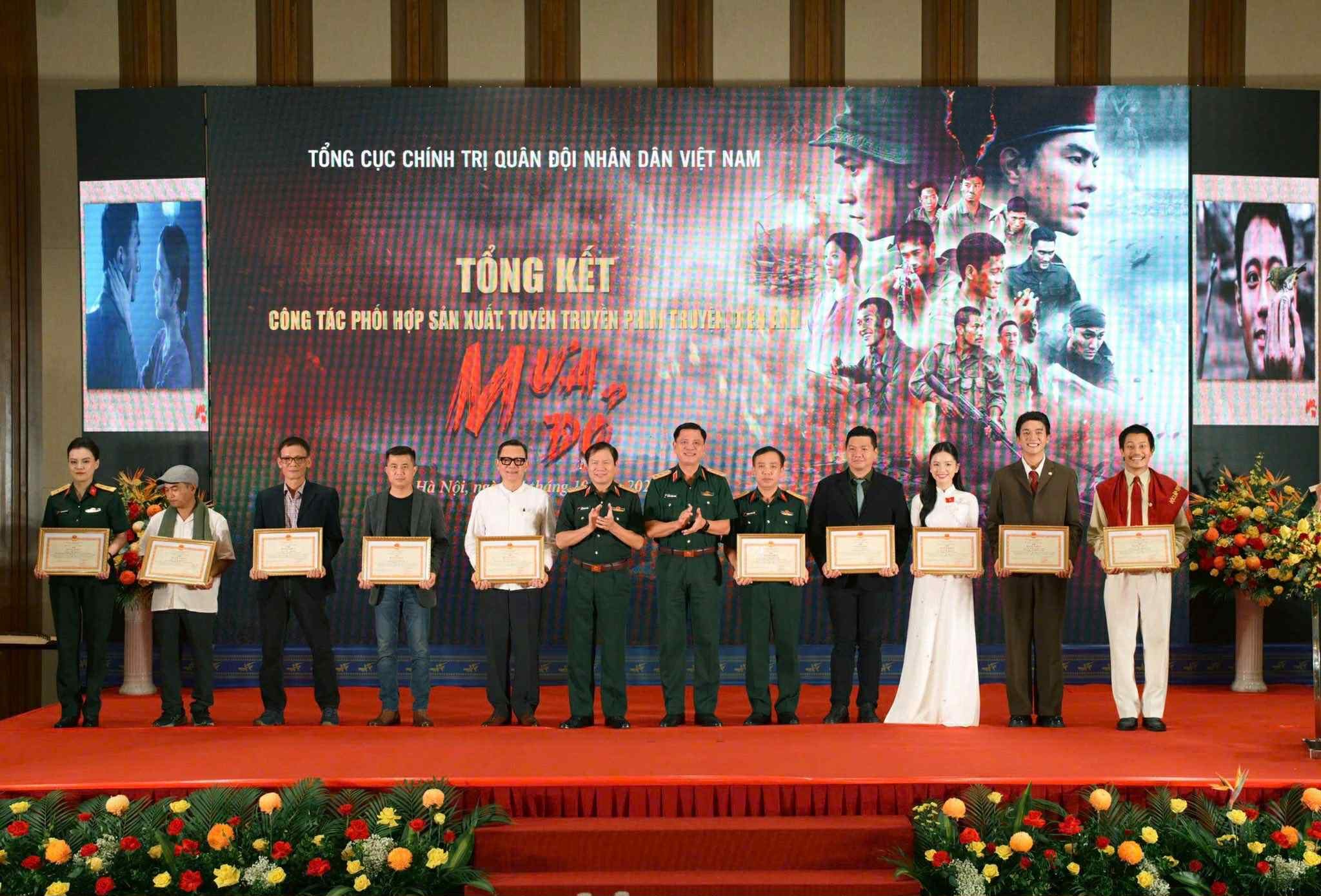 'O Hồng' Hạ Anh đánh dấu bước chuyển hình ảnh sau 'Mưa đỏ'