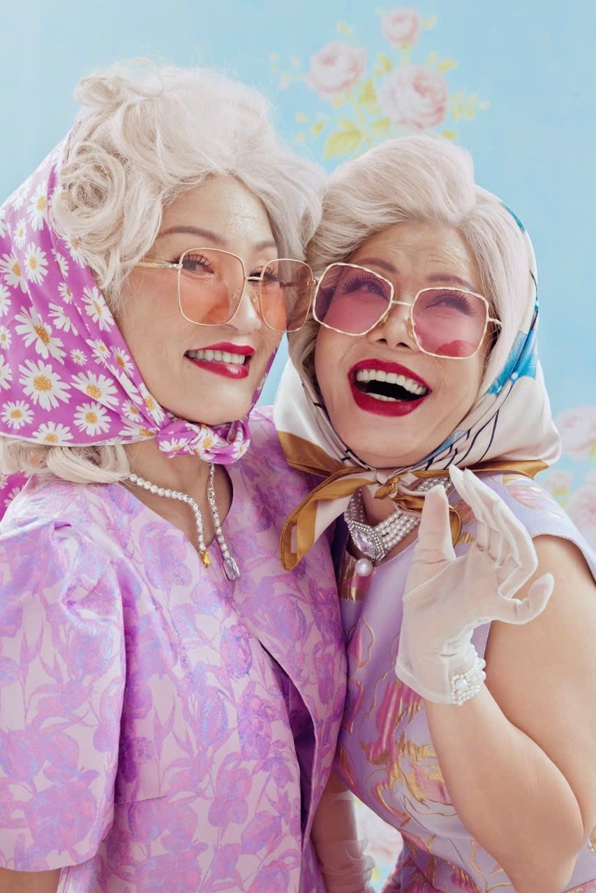 Việt Hương và Hồng Đào tái xuất rạng rỡ, trở thành 'Hai nàng thơ'