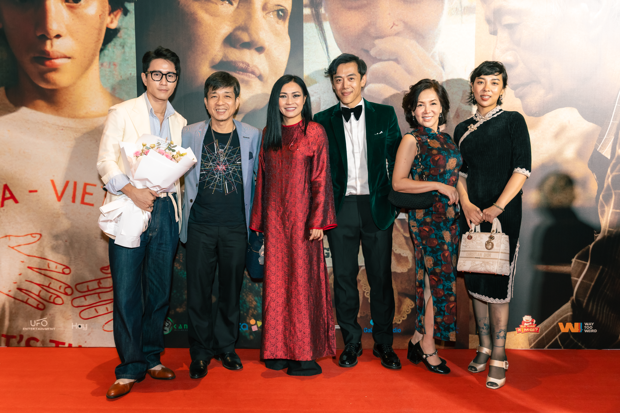 Thảm đỏ công chiếu 'Quán Kỳ Nam' chật kín sao Việt