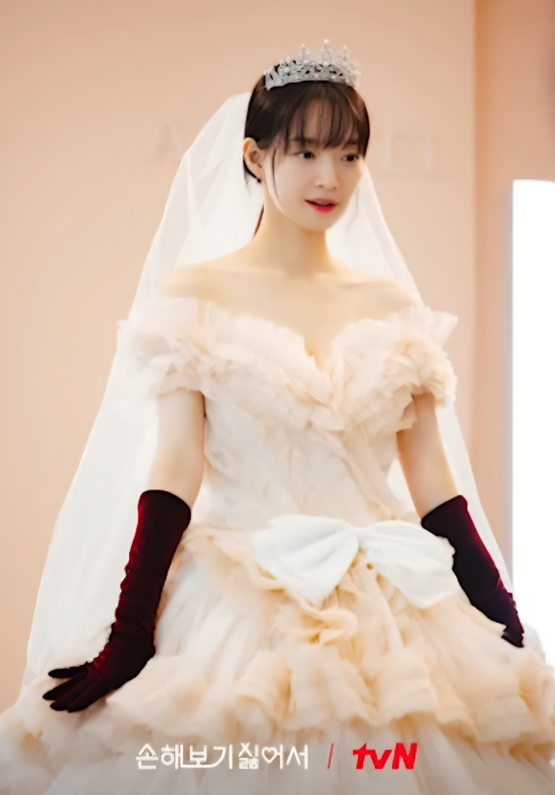 Kim Woo Bin và Shin Min Ah tiết lộ trang phục tối giản trước thềm lễ cưới