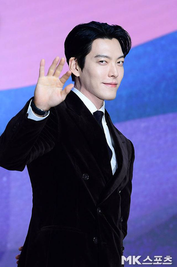 Kim Woo Bin và Shin Min Ah tiết lộ trang phục tối giản trước thềm lễ cưới