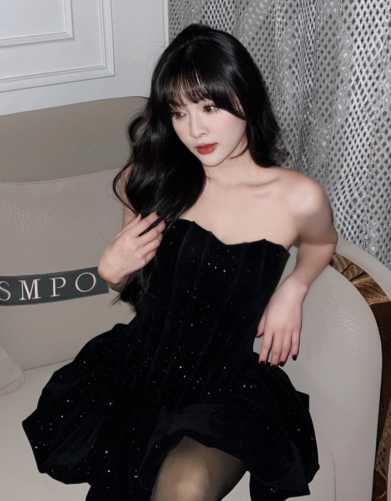 Nhan sắc đời thực 'ngọt ngào' của Nga trong 'Cách em 1 milimet'