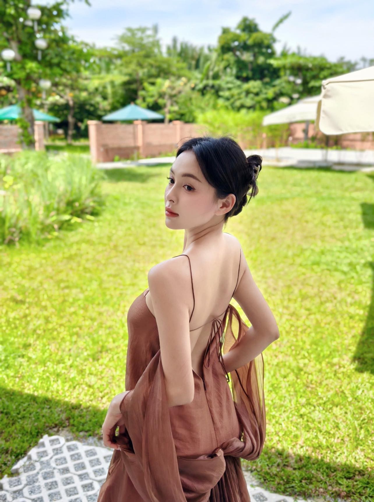 Nhan sắc đời thực 'ngọt ngào' của Nga trong 'Cách em 1 milimet'