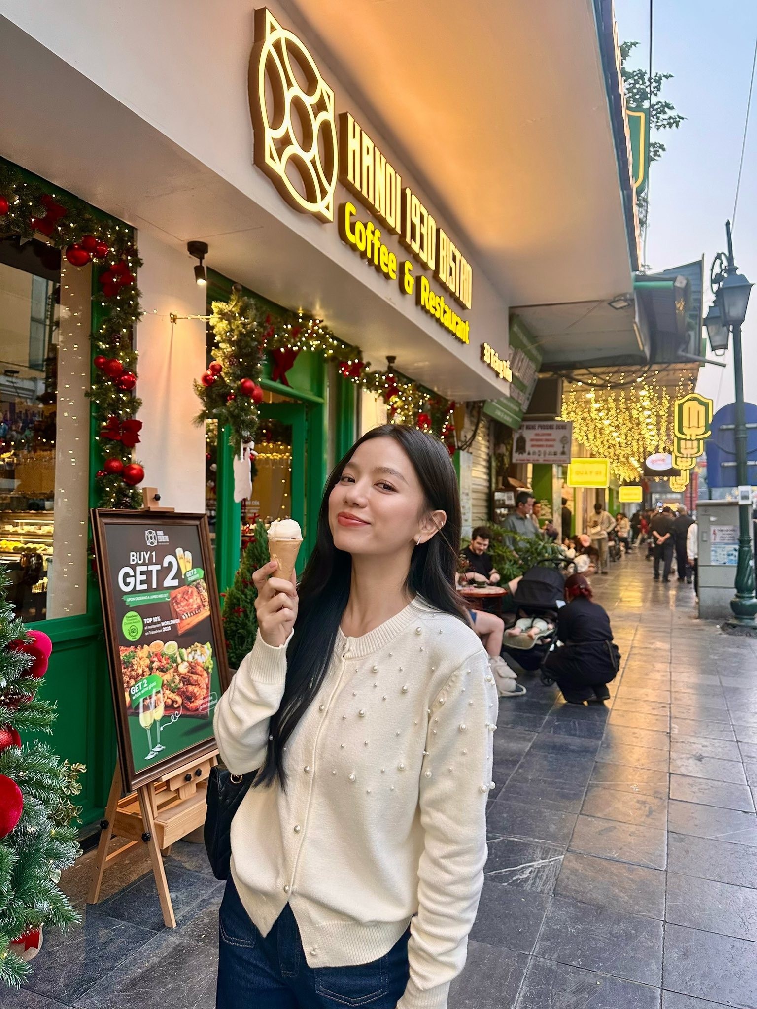 Hai phong cách đối lập của cô lái đò 'Mưa đỏ' Lê Hạ Anh