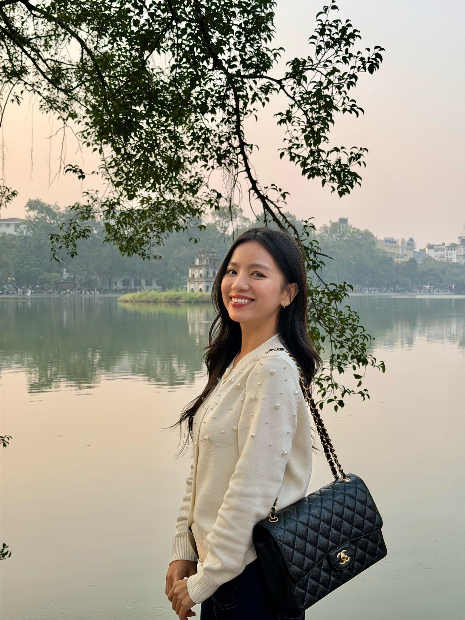 Hai phong cách đối lập của cô lái đò 'Mưa đỏ' Lê Hạ Anh