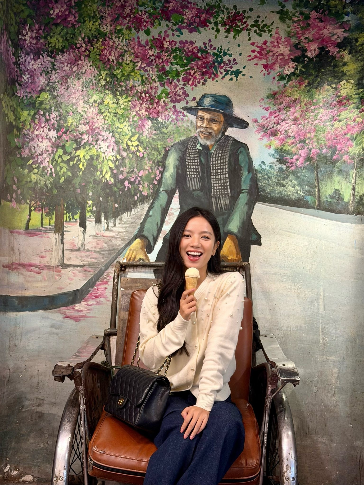 Hai phong cách đối lập của cô lái đò 'Mưa đỏ' Lê Hạ Anh