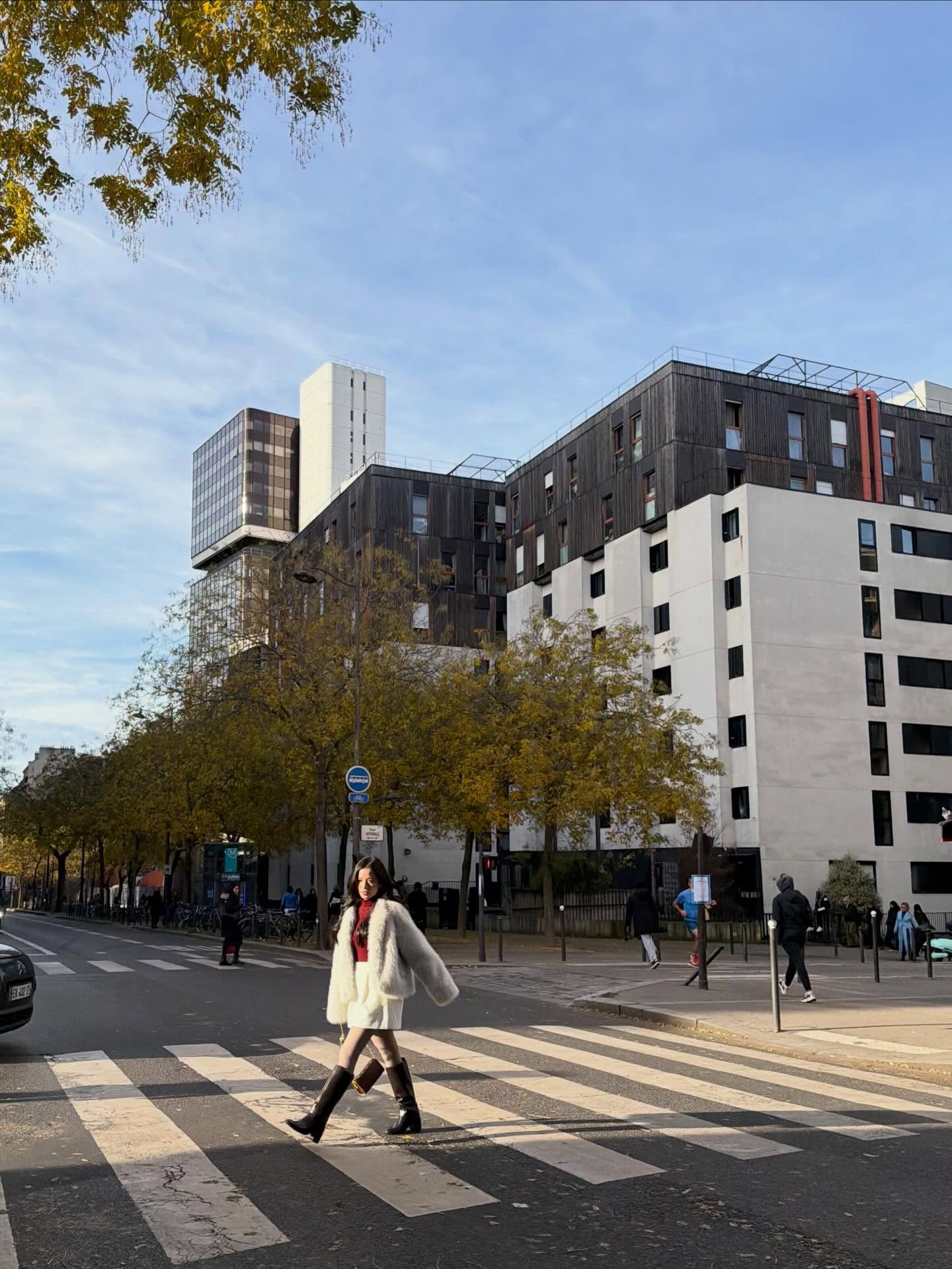 Hai phong cách đối lập của cô lái đò 'Mưa đỏ' Lê Hạ Anh