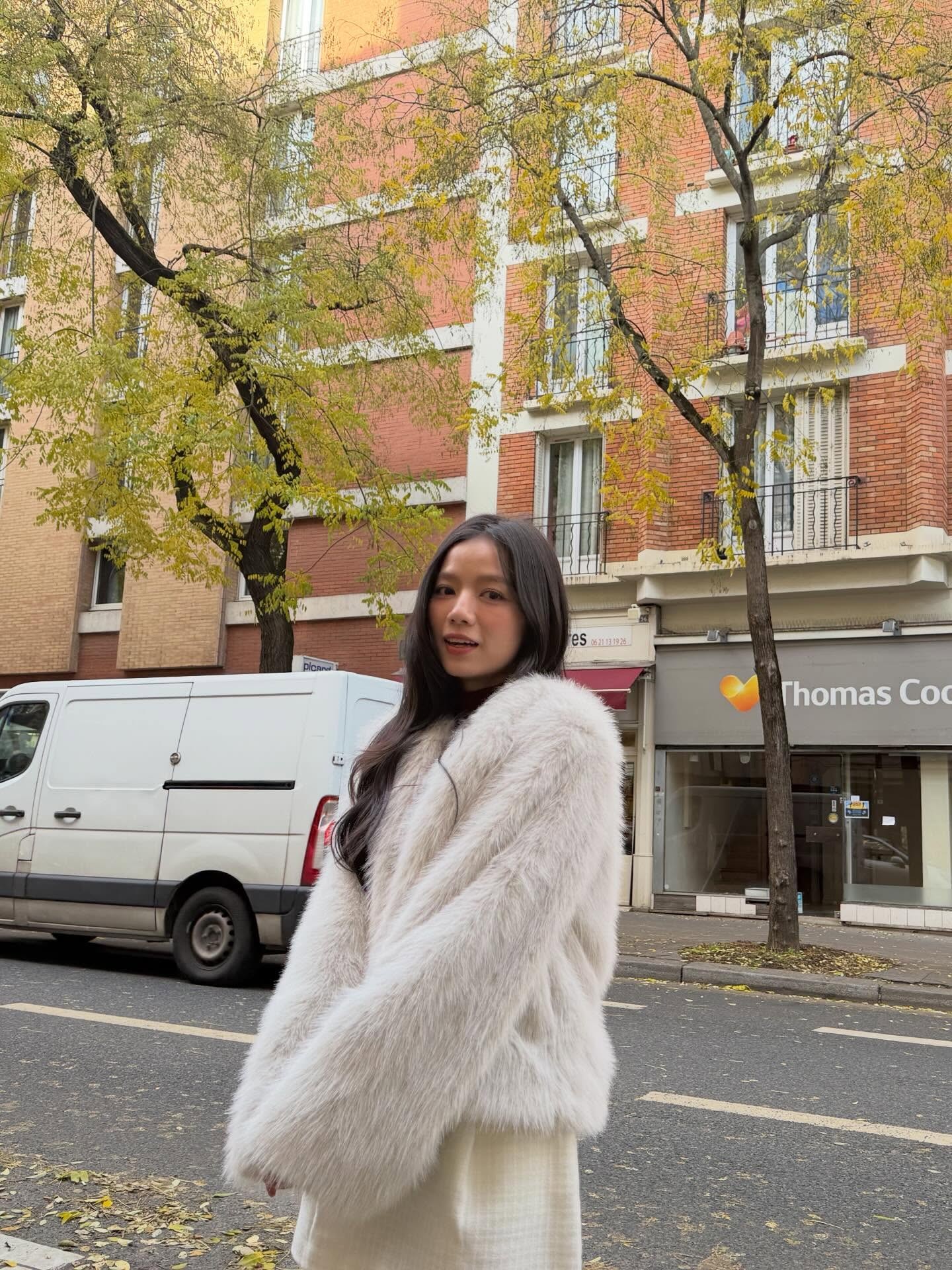 Hai phong cách đối lập của cô lái đò 'Mưa đỏ' Lê Hạ Anh