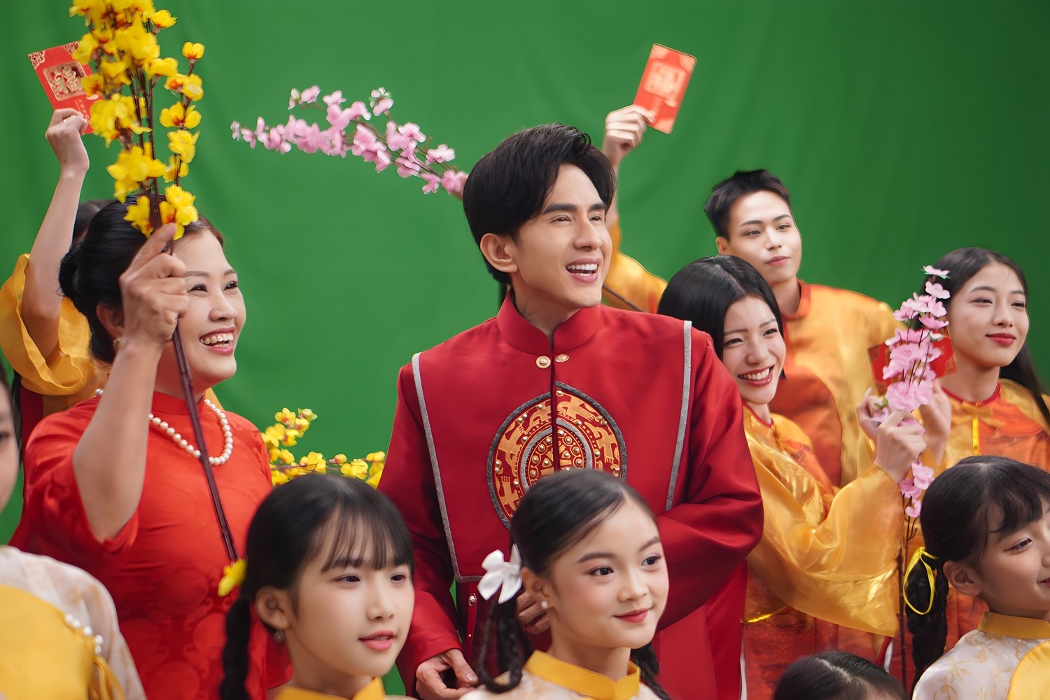 Đan Trường mở bát 2026 bằng MV 'Tinh hoa Tết Việt'