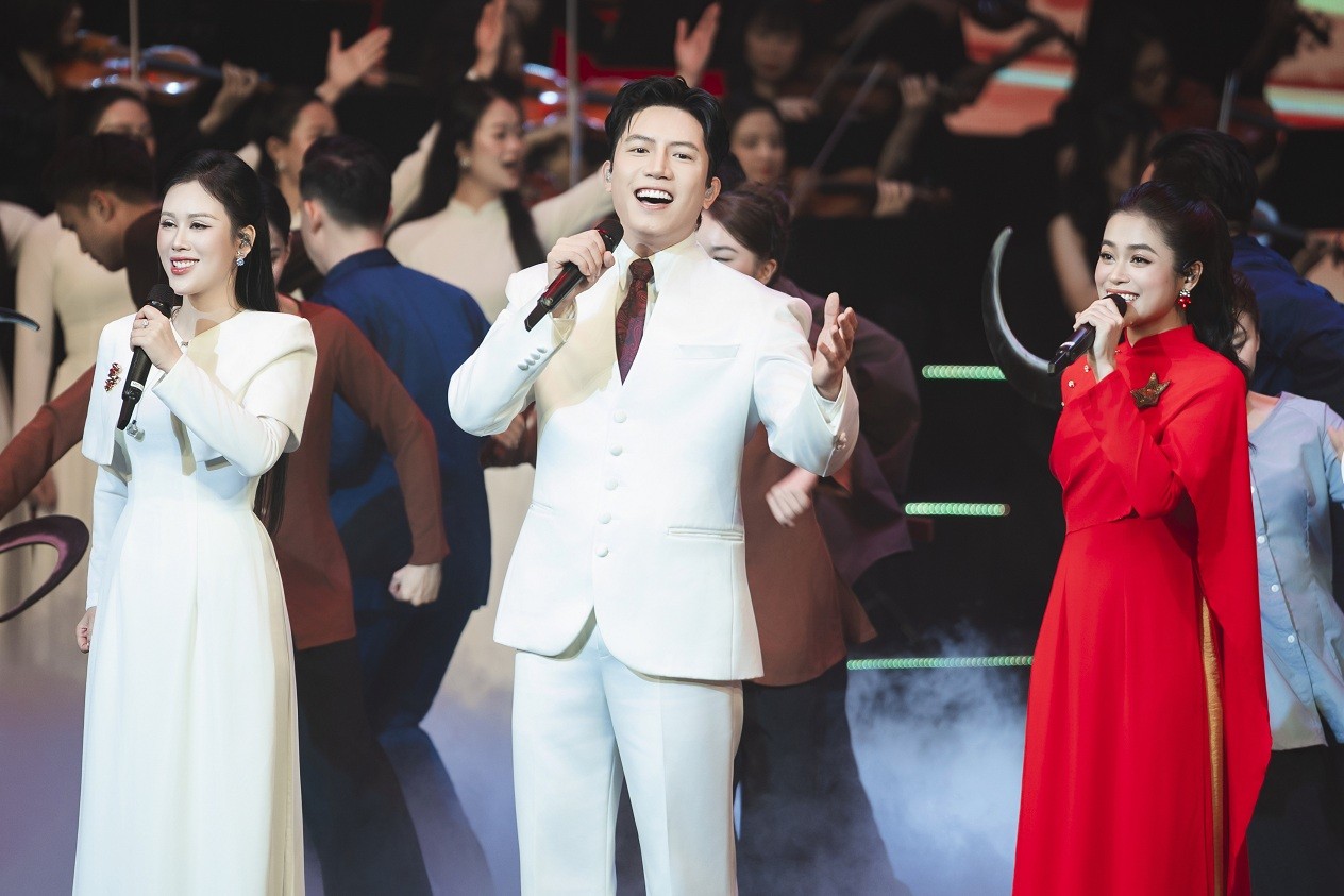 Anh Tú lần đầu trình diễn ca khúc mới hướng tới Đại hội Đảng toàn quốc XIV - 'Thưa Đảng'