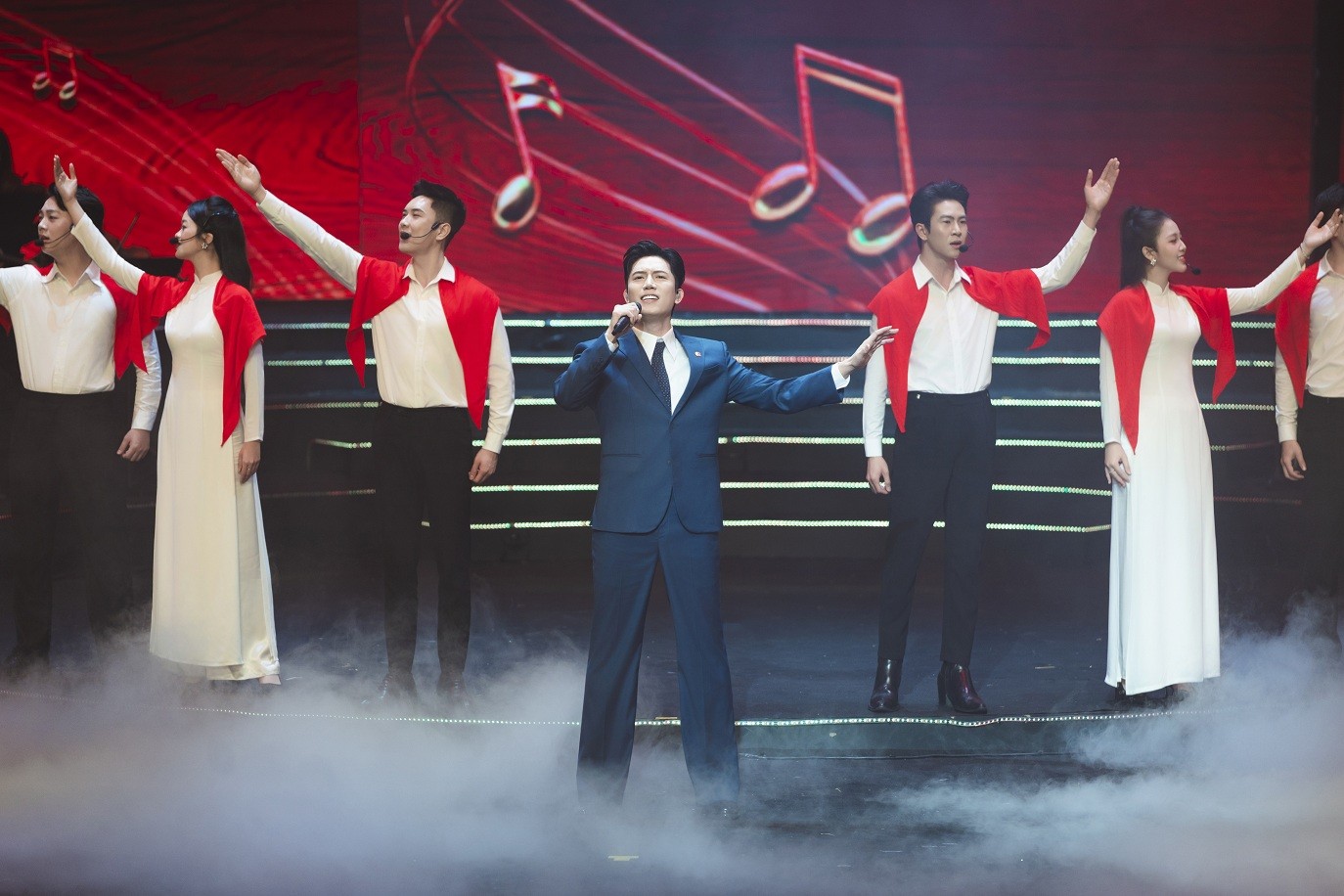 Anh Tú lần đầu trình diễn ca khúc mới hướng tới Đại hội Đảng toàn quốc XIV - 'Thưa Đảng'