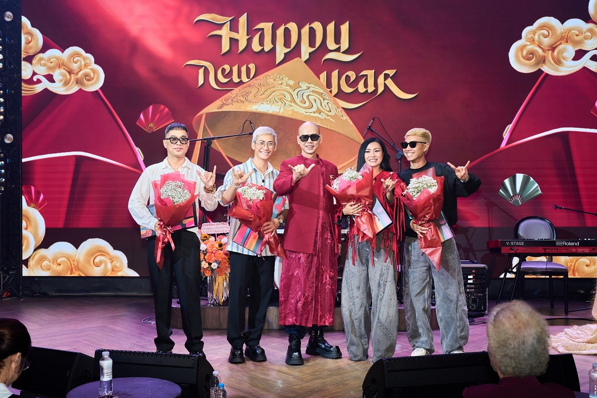 Phan Đinh Tùng trình làng 'Happy New Year', sáng tác mới kết nối Tết truyền thống và năm mới hiện đại