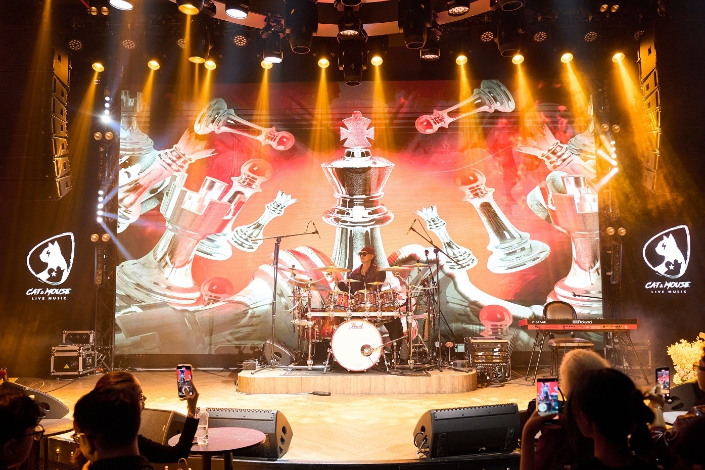 Phan Đinh Tùng trình làng 'Happy New Year', sáng tác mới kết nối Tết truyền thống và năm mới hiện đại