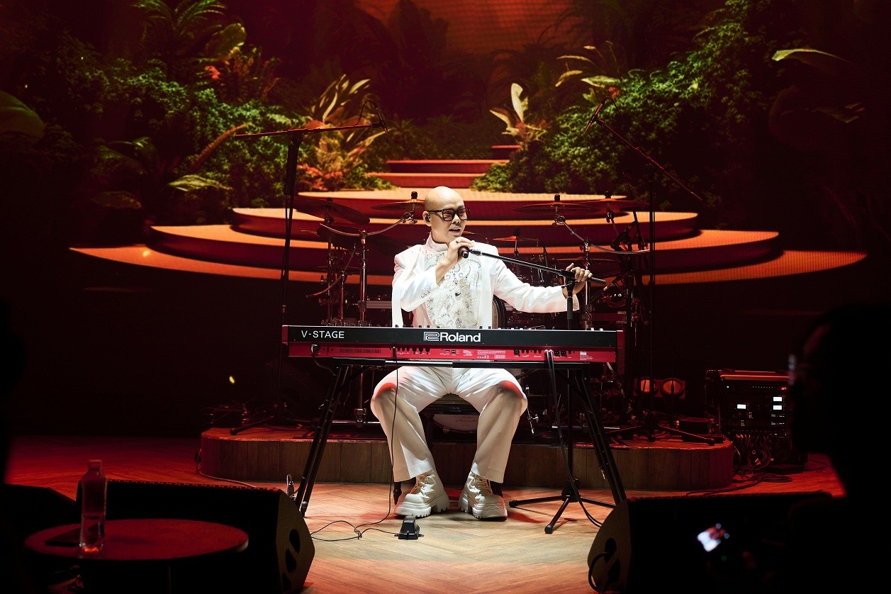 Phan Đinh Tùng trình làng 'Happy New Year', sáng tác mới kết nối Tết truyền thống và năm mới hiện đại