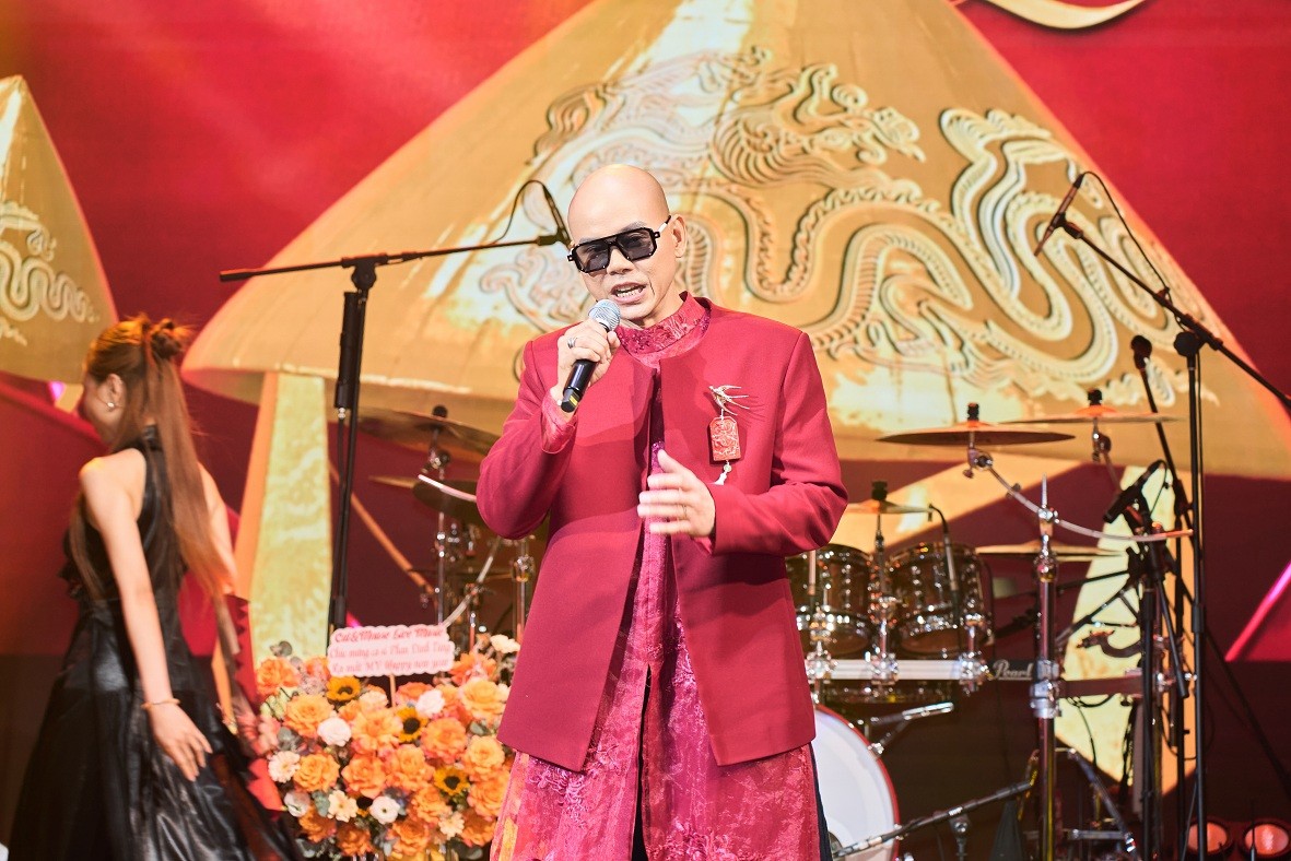 Phan Đinh Tùng trình làng 'Happy New Year', sáng tác mới kết nối Tết truyền thống và năm mới hiện đại