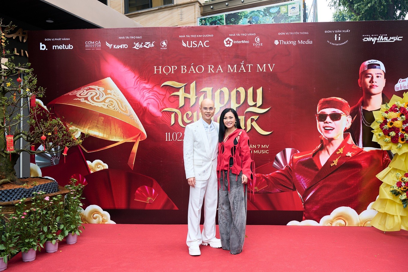 Phan Đinh Tùng trình làng 'Happy New Year', sáng tác mới kết nối Tết truyền thống và năm mới hiện đại