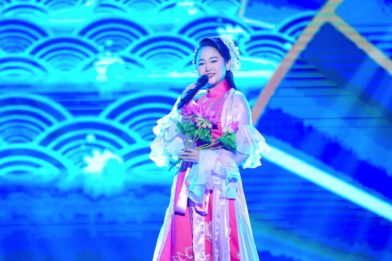 'Mỹ nữ bolero' Hiền Anh lột xác với hình ảnh cá tính, đa màu sắc trong 'Tỏa sáng sao đôi 2026'