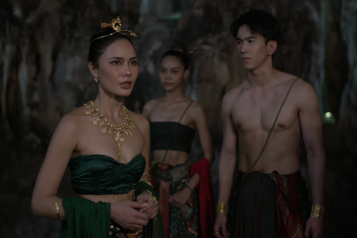 Ly kỳ chuyện tình nghìn năm giữa người và thần rắn trong 'Truyền thuyết hồ thiêng'