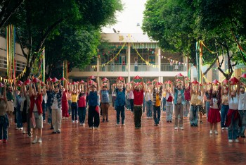 Quy mô sản xuất 'khủng' của phim 'Cảm ơn người đã thức cùng tôi': 350 người, 30 lần quay, cú máy dài 2 phút