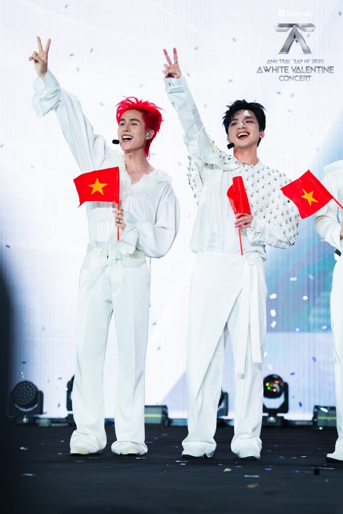 'Anh trai 'Say Hi' 2025 - A White Valentine Concert' lần đầu tạo nên 'biển trắng' Valentine quy mô lớn tại Thủ đô Hà Nội