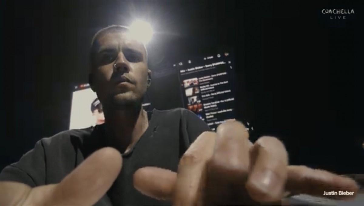 Justin Bieber gây ý kiến trái chiều với màn trình diễn 'lười biếng' tại Coachella 2026