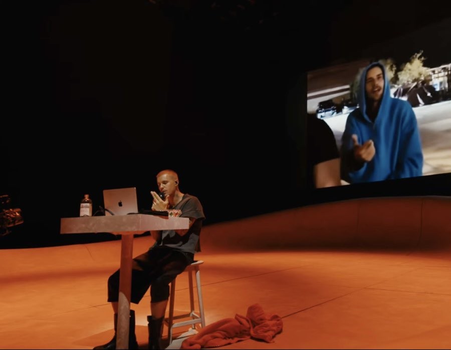 Justin Bieber gây ý kiến trái chiều với màn trình diễn 'lười biếng' tại Coachella 2026