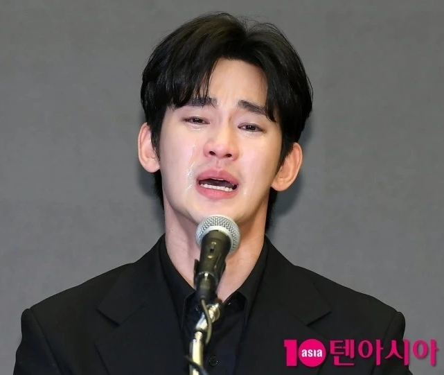 Kim Soo Hyun được bắt gặp 'gầy gò và tiều tụy' hậu scandal
