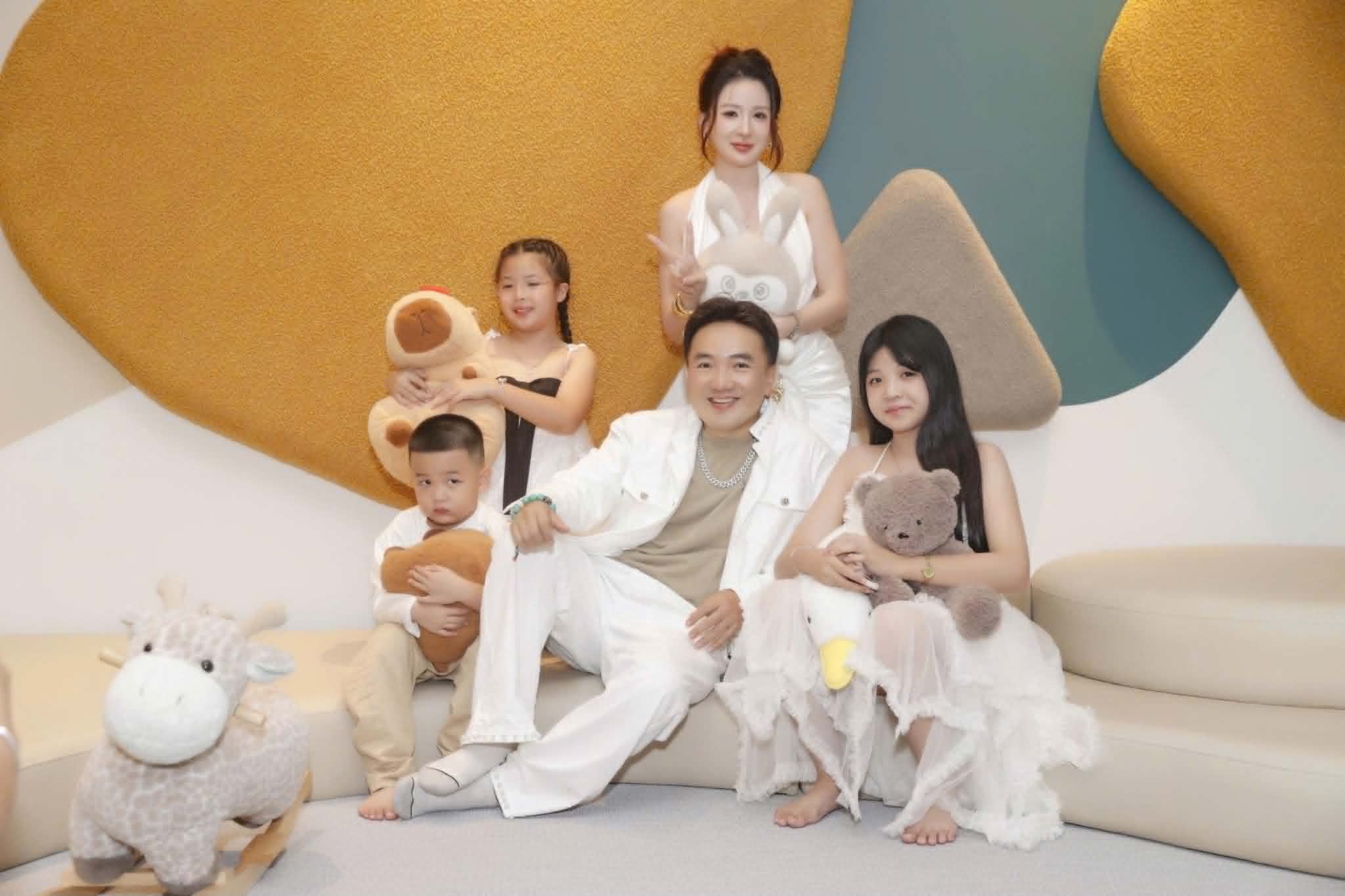 Dương Ngọc Thái - Triệu Ái Vy kỷ niệm 14 năm 'gừng cay muối mặn' với MV 'Cùng nhau già đi'