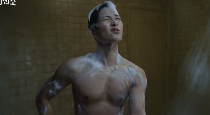 Song Joong Ki bị lột hết đồ, đang tắm thì hết nước, 'nói chuyện' với vòi hoa sen trong 'Vincenzo' tập 1
