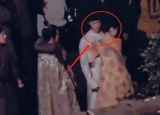 Vương Nhất Bác 'ngáp ngắn ngáp dài' tại phim trường Phong khởi Lạc Dương, bị Tống Dật sà vào lòng ôm ấp