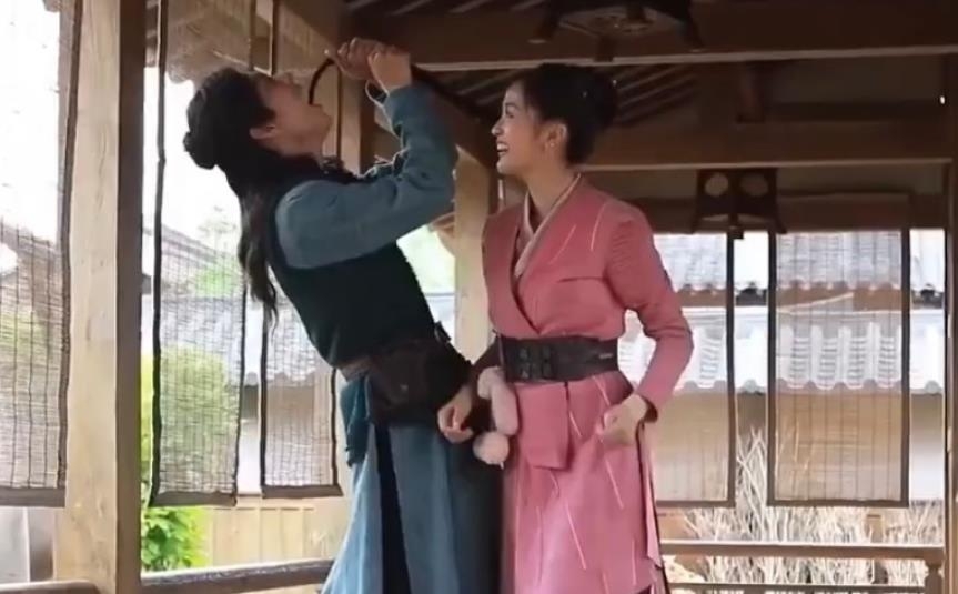 Tiêu Chiến tinh nghịch "bày trò" chọc cười Ngô Tuyên Nghi tại hậu trường 'Đấu La Đại Lục'