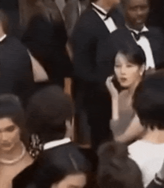 IU bị ngôi sao người Pháp xô đẩy ở LHP Cannes 2022