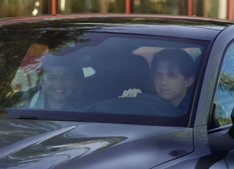 Người nhện Tom Holland hôn bạn gái thắm thiết, cho cả thế giới ăn 'cơm chó
