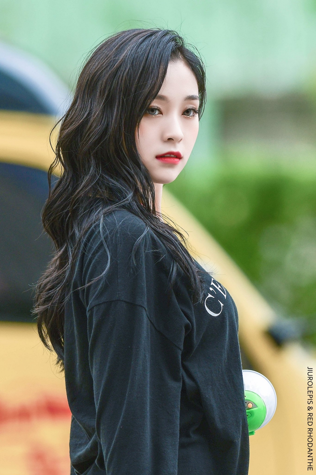 Thêm một ca sĩ K-pop bị dương tính Covid-19 khiến làng giải trí Hàn Quốc báo động?