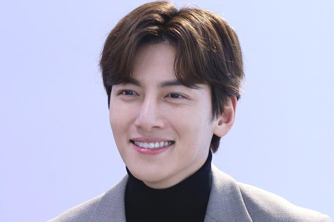 Thêm một ca sĩ K-pop bị dương tính Covid-19 khiến làng giải trí Hàn Quốc báo động?