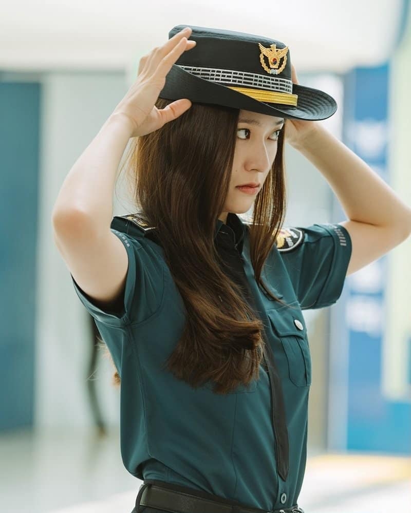 Krystal sánh đôi cùng ông chú Kim Jae Wook trong phim tình cảm 'điên dại'?