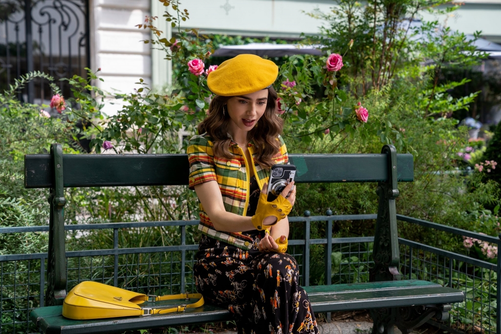 'Emily in Paris' mùa 2 tung hình mới 'sang, xịn, mịn': Emily bỏ anh đầu bếp Gabriel theo trai mới?
