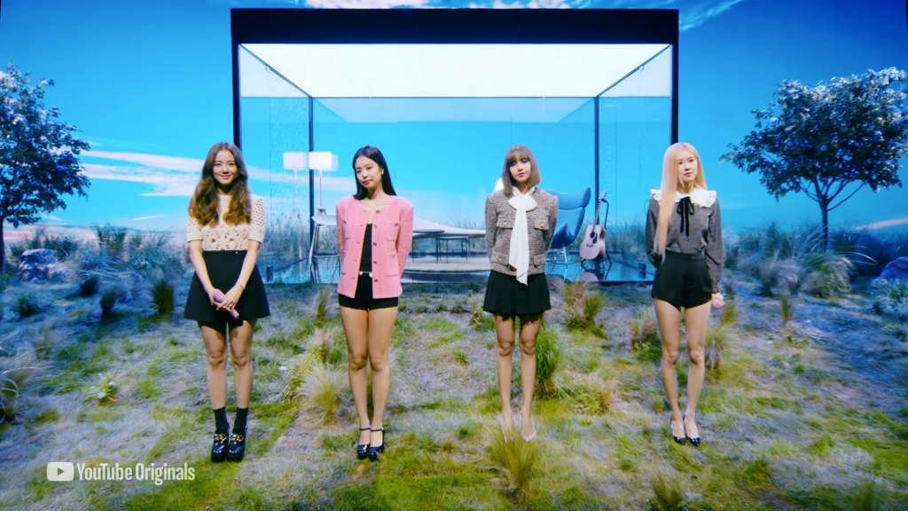 BlackPink xinh đẹp kiều diễm, tụ họp đông đủ trình diễn bản hit 'Stay'
