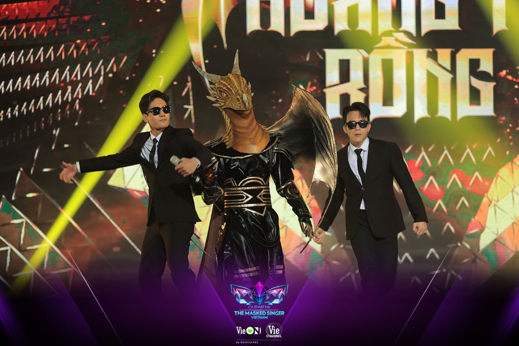 Khán giả nghi ngờ  Hoàng Tử Rồng trong 'The masked singer Vietnam' là Erik, Noo Phước Thịnh hoặc Hà Anh Tuấn?