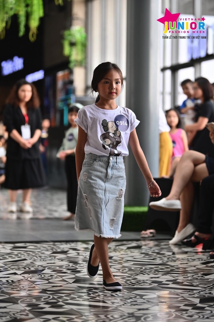 Xuân Lan tôn vinh tình yêu của bà mẹ đơn thân trên sân khấu tuần lễ thời trang trẻ em Việt Nam xuan lan ton vinh tinh yeu cua ba me don than tren san khau tuan le thoi trang tre em viet nam