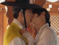 'Tiểu sử chàng Nokdu' tung clip hậu trường Jang Dong Yoon và Kang Tae Oh trao nụ hôn đầu ngọt ngào