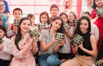 Hoa hậu Tiểu Vy, Á hậu Thúy An giản dị gói bánh chưng tặng trẻ em nghèo