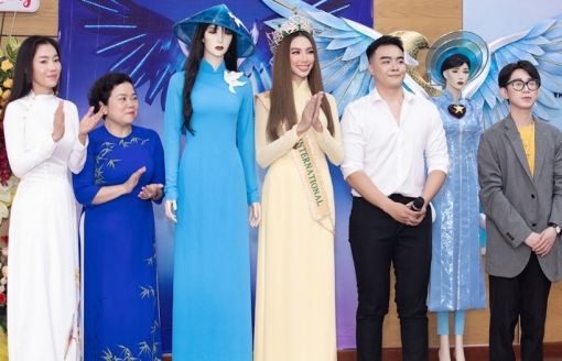 Hoa hậu Thùy Tiên trao tặng trang phục dự thi quốc tế MGI cho Bảo tàng Phụ nữ Nam bộ