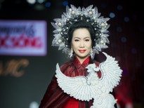 Trịnh Kim Chi lộng lẫy trình diễn áo dài đính 2.000 viên đá