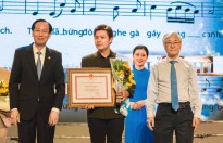Nhạc sĩ Nguyễn Văn Chung nhận giải thưởng Văn học Nghệ thuật 5 năm lần thứ 2