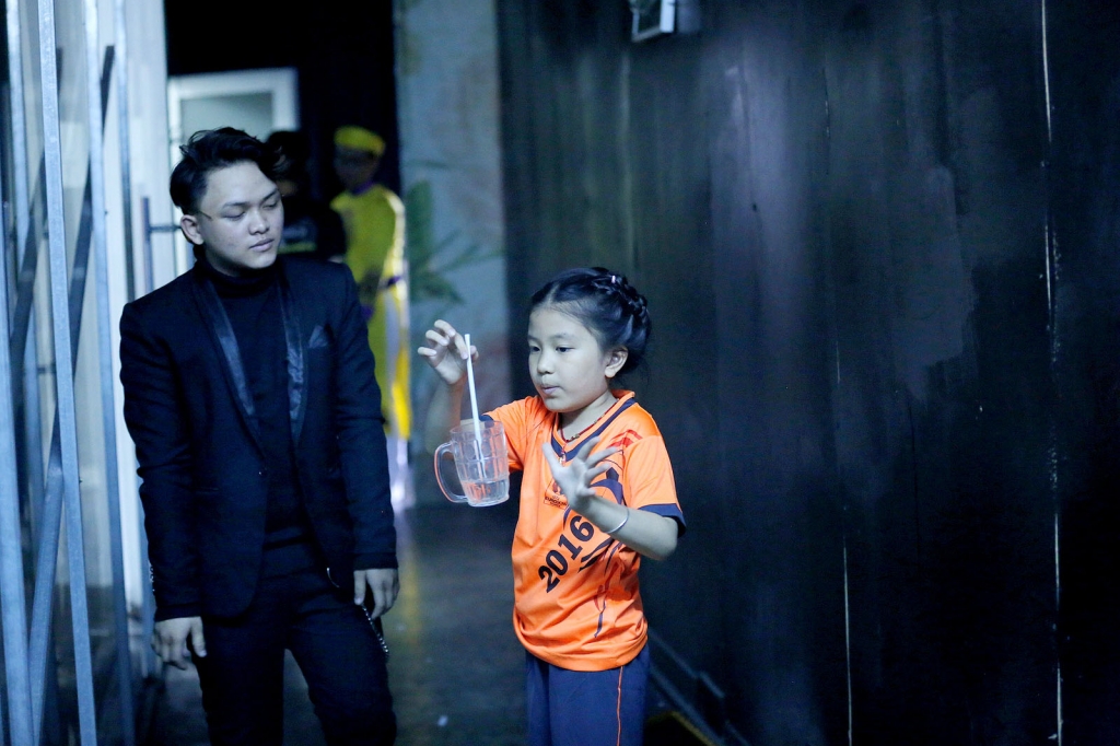 con gai 8 tuoi kim anh cua nhac si nguyen van chung tro tai ao thuat
