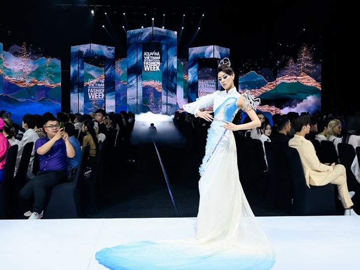 Hoa hậu Khánh Vân gây bất ngờ với phần catwalk tại 'Tuần lễ thời trang quốc tế Việt Nam'