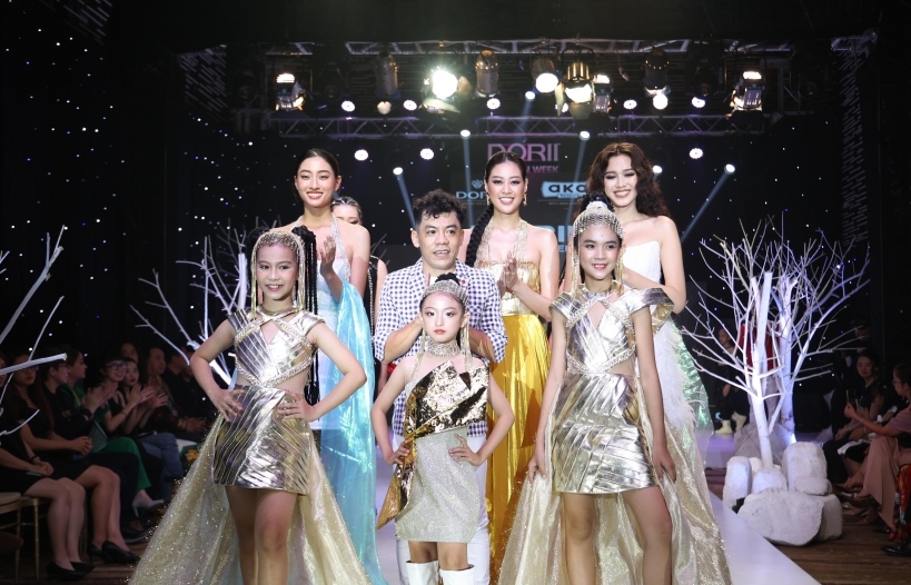 Hoa hậu Đỗ Thị Hà, Lương Thùy Linh, Khánh Vân catwalk cùng mẫu nhí