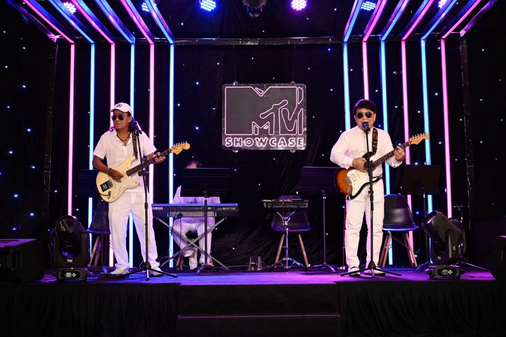 Phạm Đình Thái Ngân bất ngờ hát live ca khúc mới ngay tại sân khấu 'MTV Showcase'